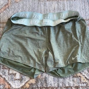 Nike Shorts Green XL
